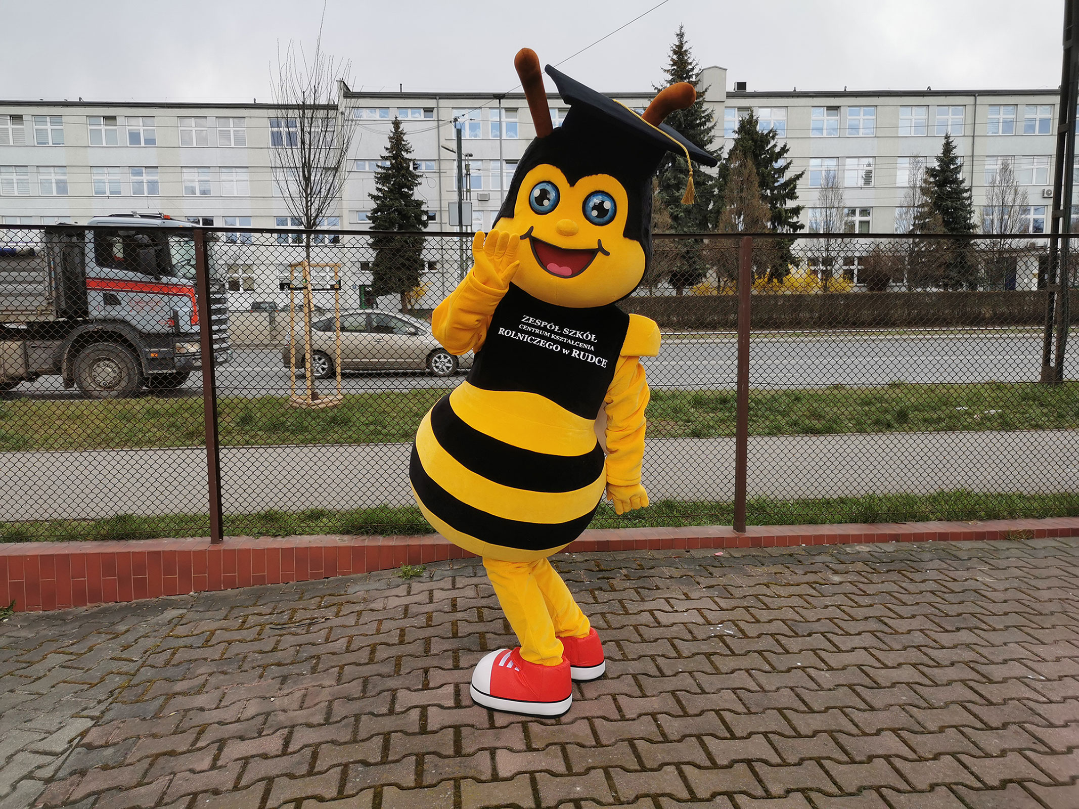 Na fotografii widnieje kostium reklamowy stylizowany na postać pszczoły pozujący do zdjęcia w siedzibie firmy Elabika